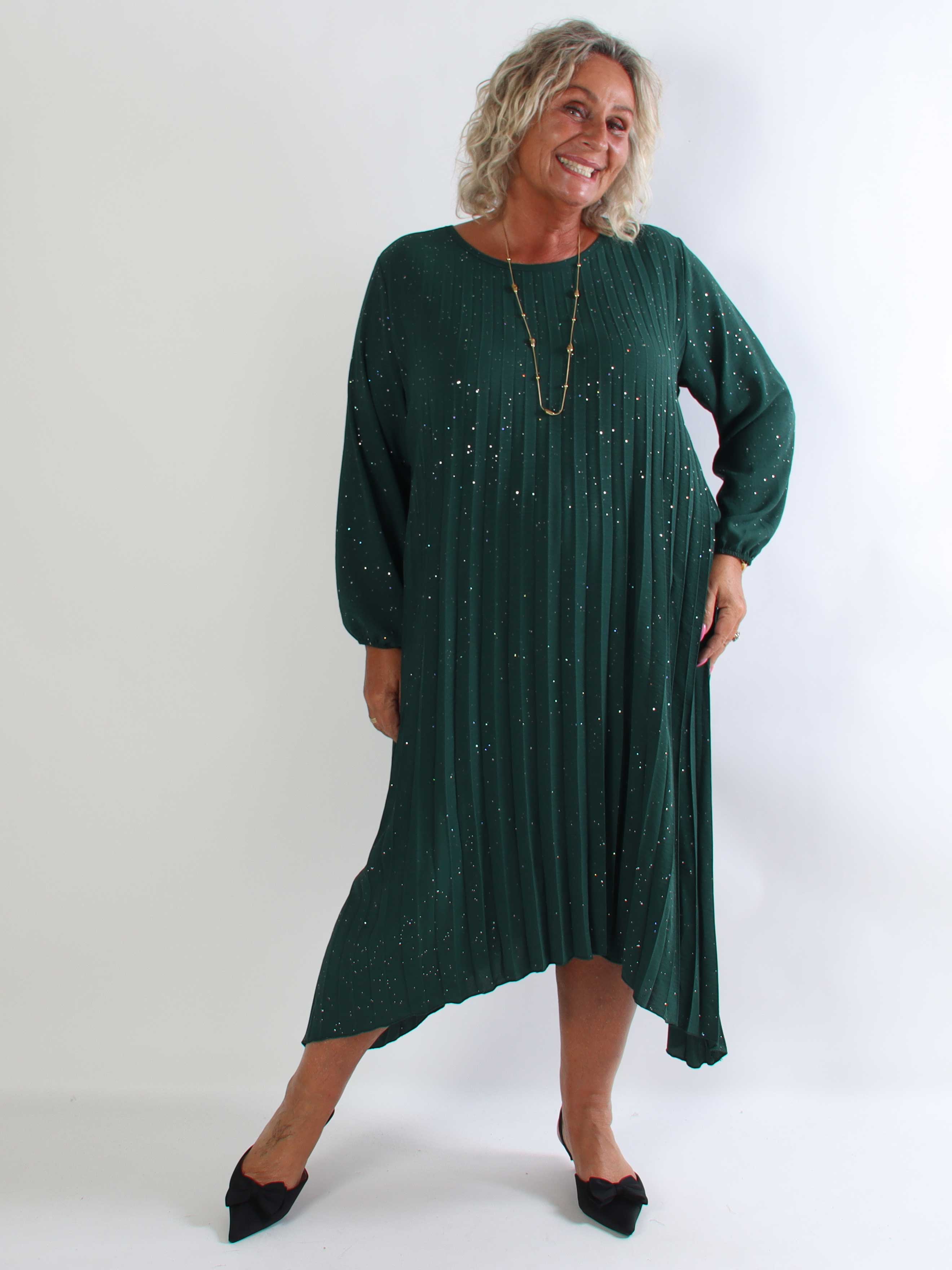 Noemi - Plisseret plus size kjole i viskose med fint glimmerstøv og en sød sløjfe i nakken